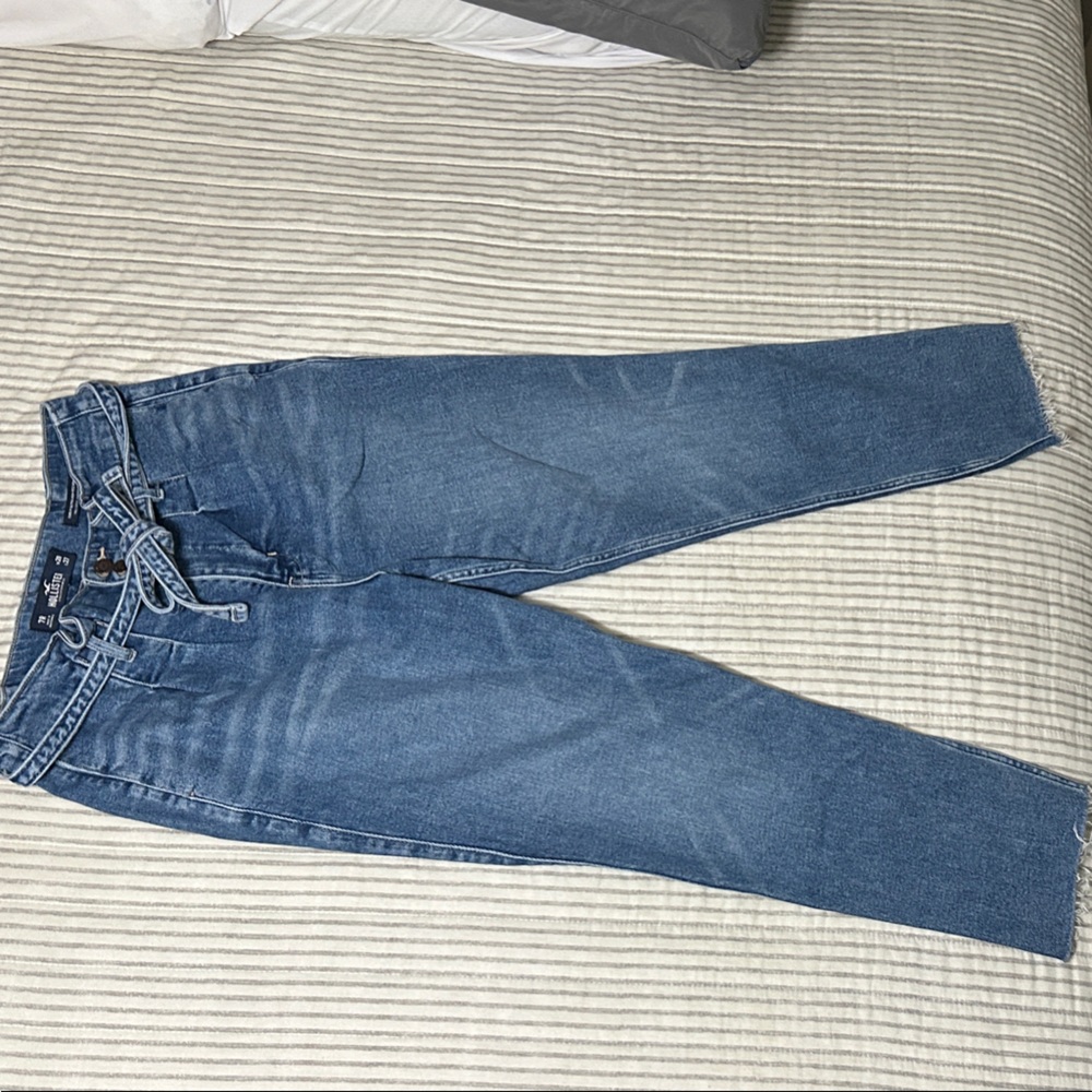 Hollister Denim raw hem Ankle Jeans with Belt
